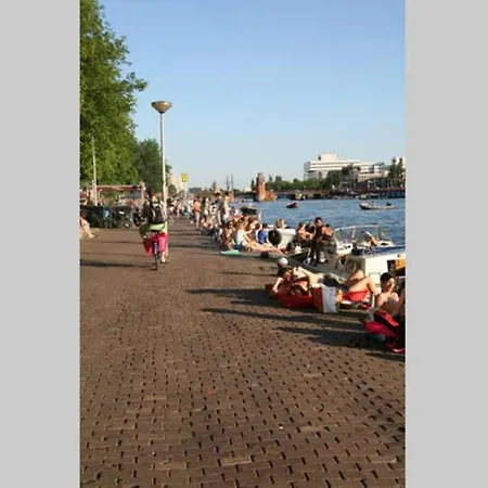 Tiny Houseboat On The Amstel River 암스테르담