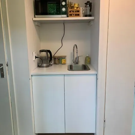 게스트하우스 Tiny Houseboat On The Amstel River 암스테르담