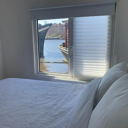 Tiny Houseboat On The Amstel River Άμστερνταμ
